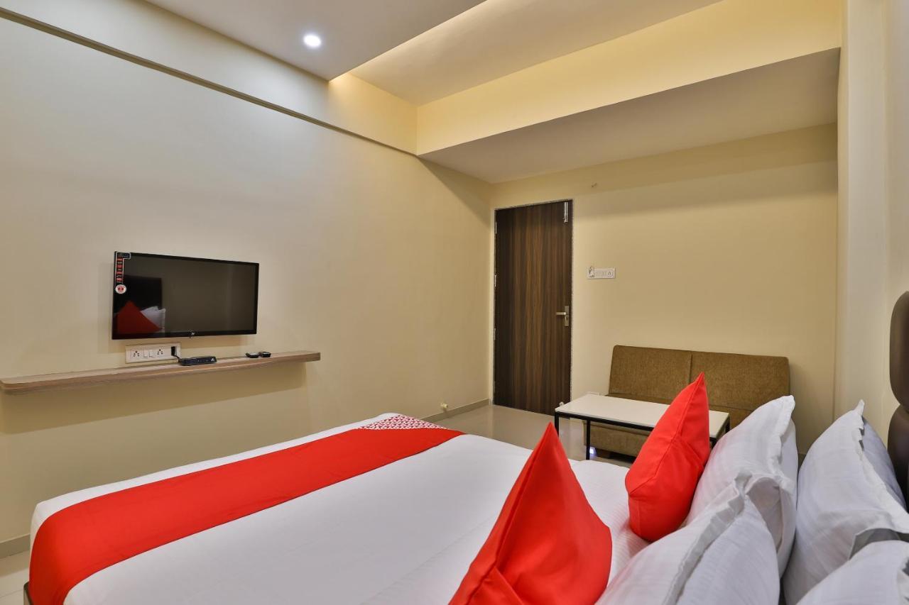 Oyo 28429 Hotel Citadel Surat Dış mekan fotoğraf