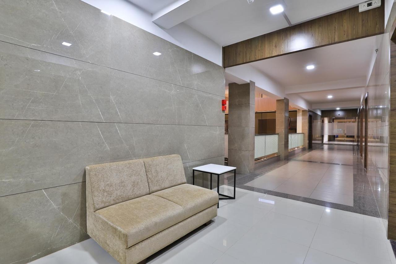 Oyo 28429 Hotel Citadel Surat Dış mekan fotoğraf