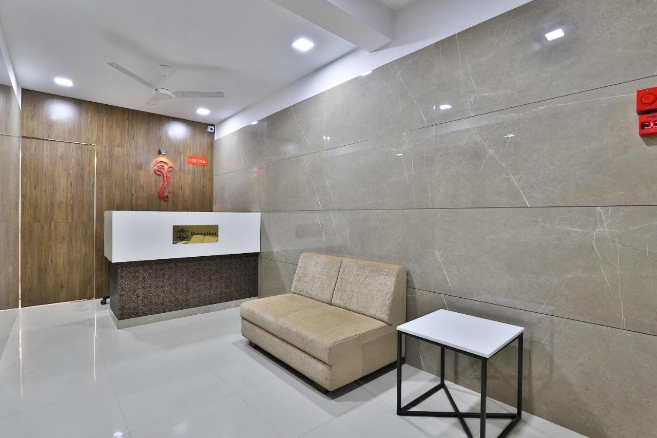 Oyo 28429 Hotel Citadel Surat Dış mekan fotoğraf