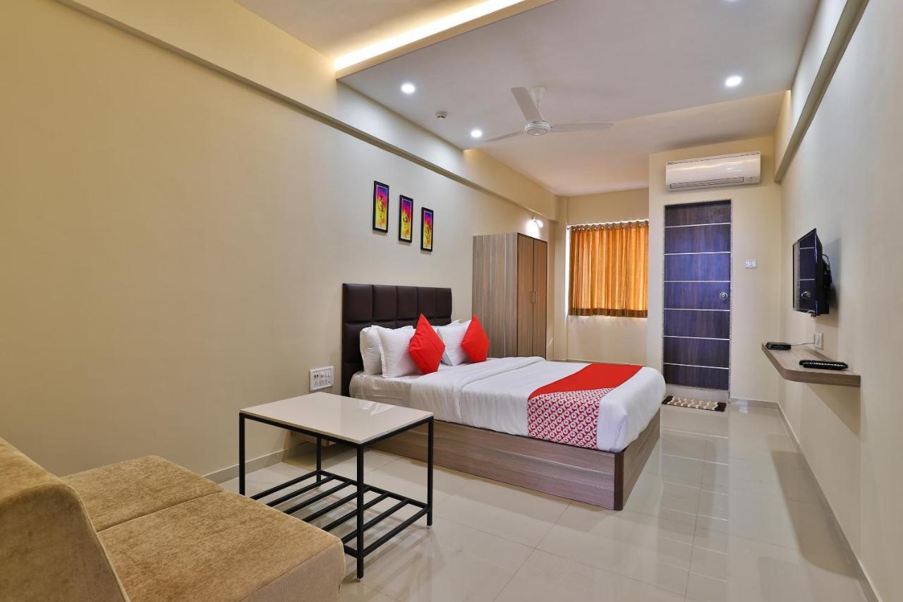 Oyo 28429 Hotel Citadel Surat Dış mekan fotoğraf