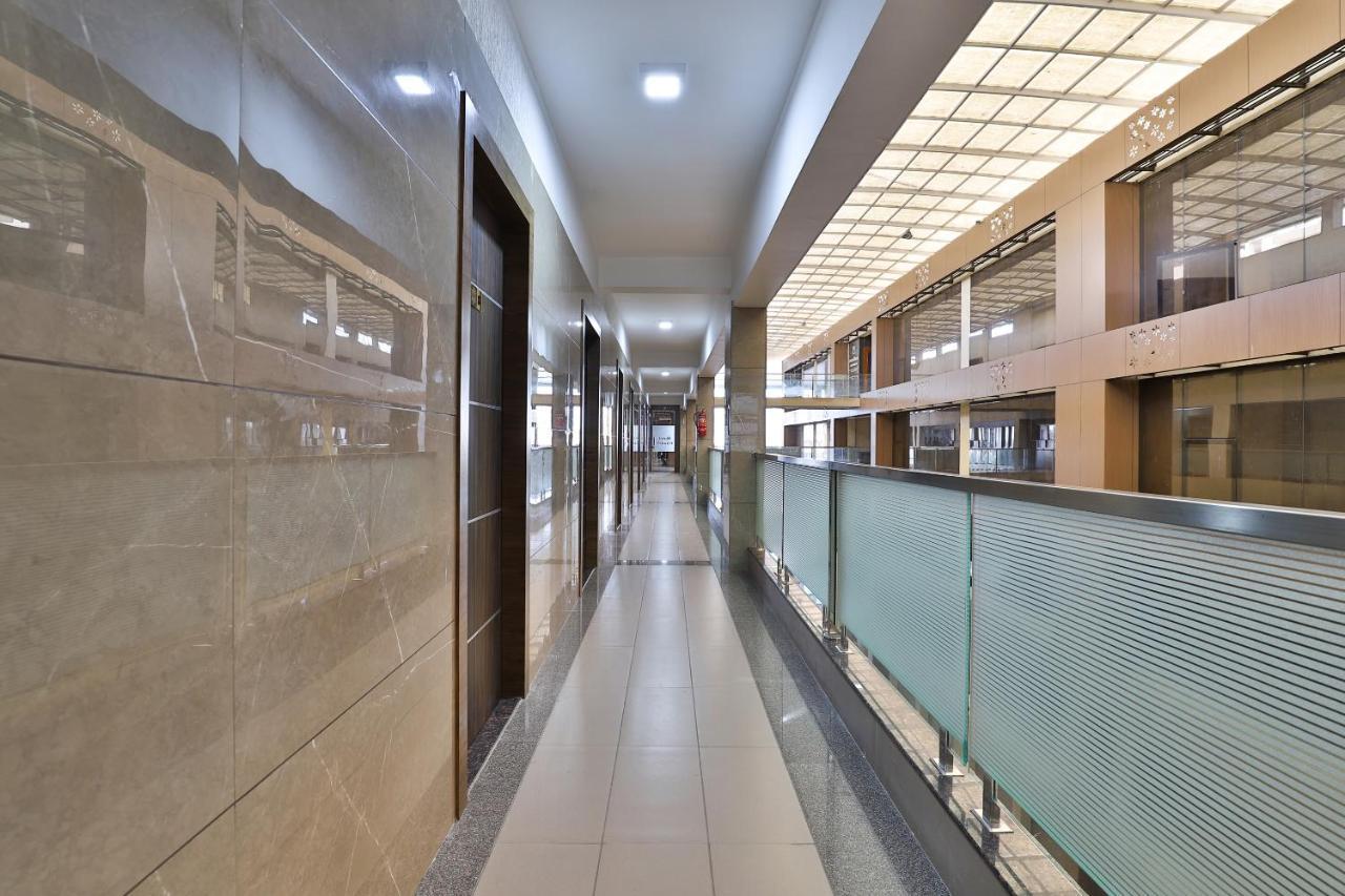 Oyo 28429 Hotel Citadel Surat Dış mekan fotoğraf
